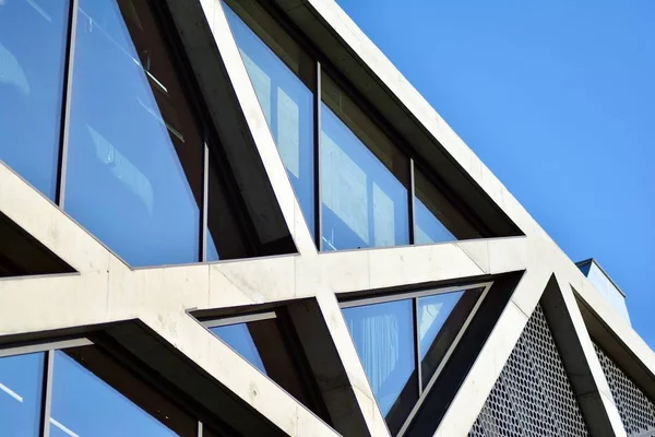 Abstraktní Obraz Pohledu Moderní Skleněnou Betonovou Budovu Architektonické Detaily Exteriéru — Stock fotografie