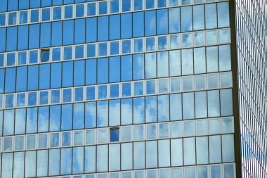 Bulutlar yansıması ile bina cam yüzeyine