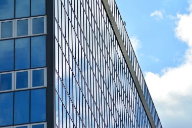 Bulutlar yansıması ile bina cam yüzeyine