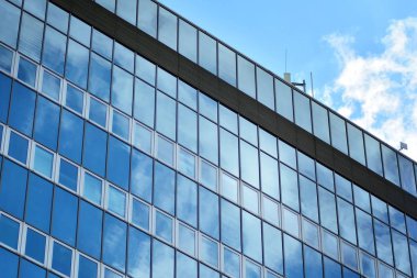 Bulutlar yansıması ile bina cam yüzeyine