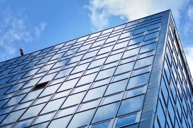 Bulutlar yansıması ile bina cam yüzeyine