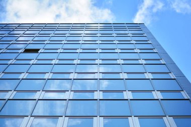 Bulutlar yansıması ile bina cam yüzeyine