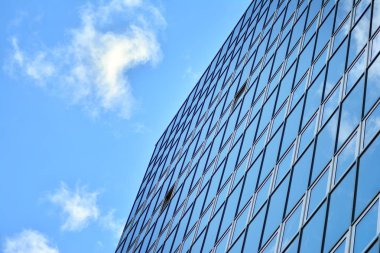 Bulutlar yansıması ile bina cam yüzeyine