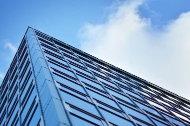 Bulutlar yansıması ile bina cam yüzeyine