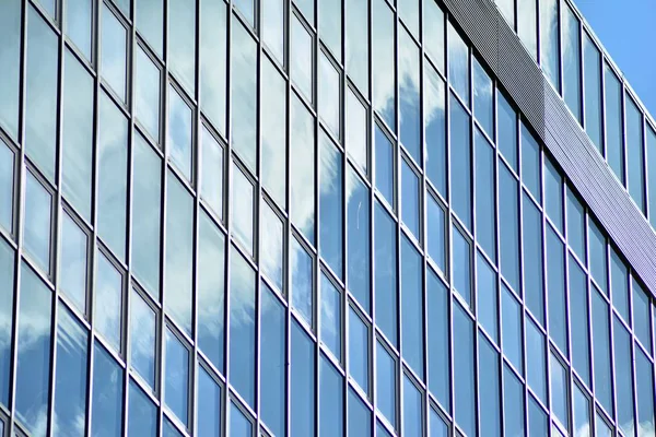 Oberfläche Des Glasgebäudes Mit Der Reflexion Der Wolken — Stockfoto