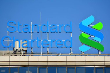 Varşova, Polonya. 8 Mart 2019. İşareti standart Chartered. Şirket tabela standart Chartered. 