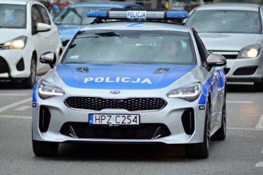 Varşova, Polonya. 8 Mart 2019. Polis arabası devriye polis işaretiyle  