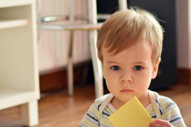 Sarışın ve mavi gözlü sevimli çocuk 