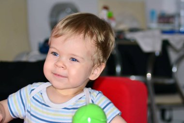 Sarışın ve mavi gözlü sevimli çocuk 