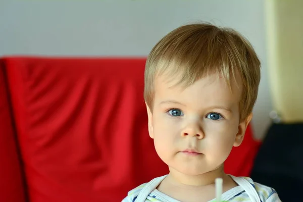 Netter Junge Mit Blonden Haaren Und Blauen Augen — Stockfoto