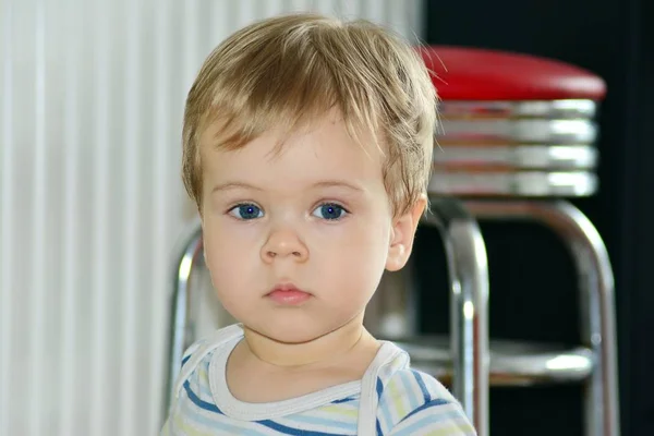 Schattige Jongen Met Blond Haar Blauwe Ogen — Stockfoto