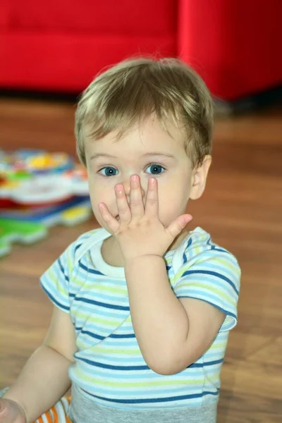 Schattige Jongen Met Blond Haar Blauwe Ogen — Stockfoto