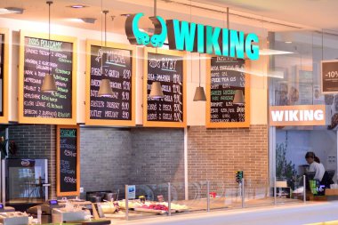 Varşova, Polonya. 13 Mart 2019. Arkadia alışveriş merkezinde Restoran bölgesi. Wiking imzala. Şirket tabela Wiking.