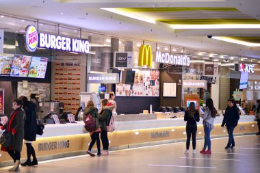 Varşova, Polonya. 13 Mart 2019. Arkadia alışveriş merkezinde Restoran bölgesi. Arkadia restoran ve kafe içinde tüm müşteriler zevk için bir şeyler bulacaksınız geniş bir seçenek sunuyor. 