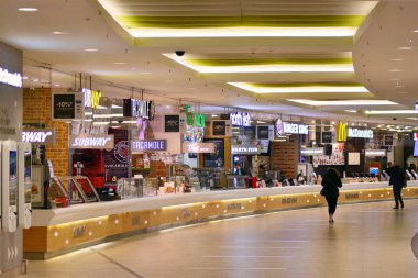 Varşova, Polonya. 13 Mart 2019. Arkadia alışveriş merkezinde Restoran bölgesi. Arkadia restoran ve kafe içinde tüm müşteriler zevk için bir şeyler bulacaksınız geniş bir seçenek sunuyor. 