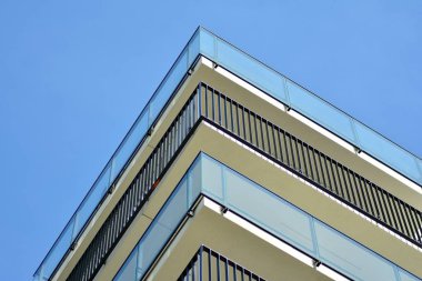 Çok öykülü yeni modern apartman. Şık oturma blok daireler.