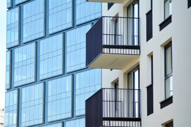 Çok öykülü yeni modern apartman. Şık oturma blok daireler.