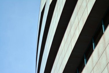 İş merkezindeki yeni ofis binası. Çelikten ve camdan yapılmış mavi gökyüzü. 