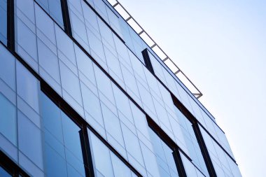 İş merkezindeki yeni ofis binası. Çelikten ve camdan yapılmış mavi gökyüzü. 