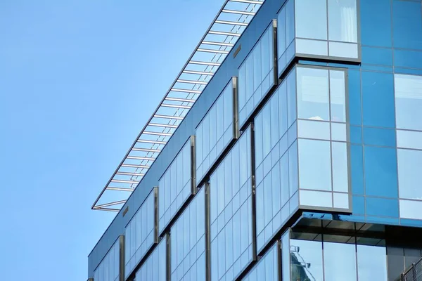 Merkezindeki Yeni Ofis Binası Çelikten Camdan Yapılmış Mavi Gökyüzü — Stok fotoğraf