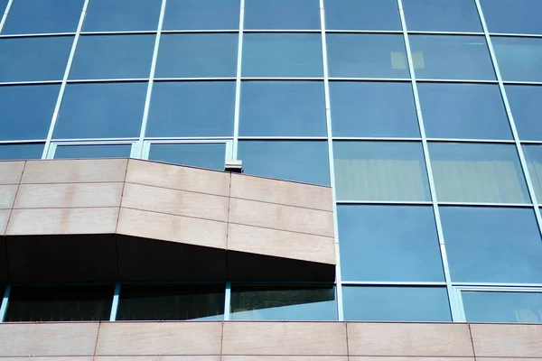 Nuevo Edificio Oficinas Centro Negocios Pared Acero Vidrio Con Cielo —  Fotos de Stock