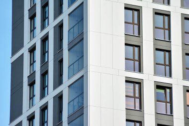 modern, yeni executive apartments ve yaz derin mavi gökyüzü ile