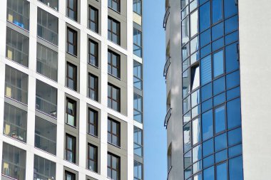 modern, yeni executive apartments ve yaz derin mavi gökyüzü ile