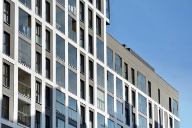 modern, yeni executive apartments ve yaz derin mavi gökyüzü ile