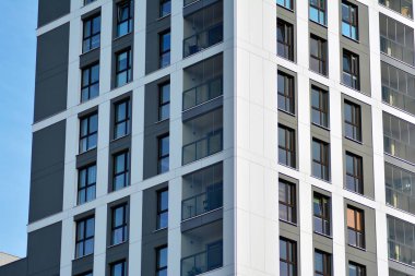 modern, yeni executive apartments ve yaz derin mavi gökyüzü ile