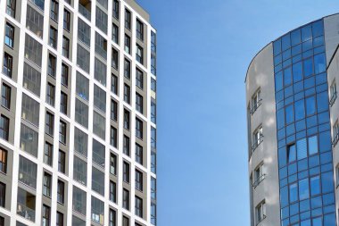 modern, yeni executive apartments ve yaz derin mavi gökyüzü ile