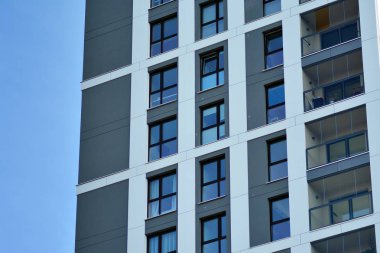 modern, yeni executive apartments ve yaz derin mavi gökyüzü ile