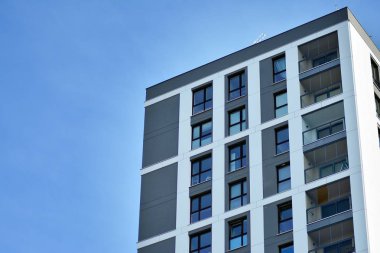 modern, yeni executive apartments ve yaz derin mavi gökyüzü ile