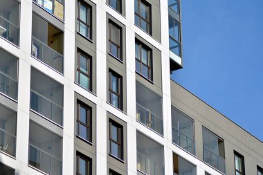 modern, yeni executive apartments ve yaz derin mavi gökyüzü ile