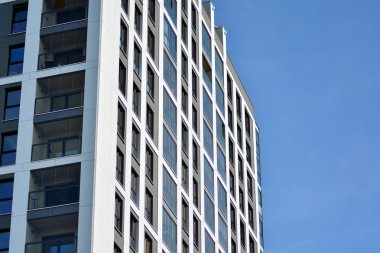 modern, yeni executive apartments ve yaz derin mavi gökyüzü ile