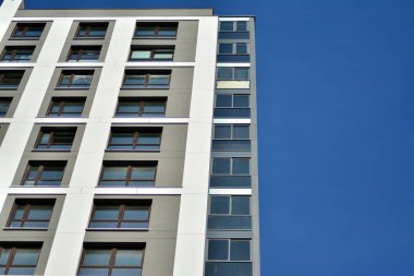 modern, yeni executive apartments ve yaz derin mavi gökyüzü ile