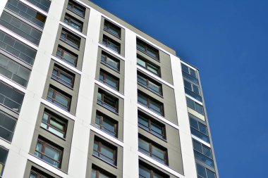 modern, yeni executive apartments ve yaz derin mavi gökyüzü ile