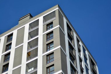 modern, yeni executive apartments ve yaz derin mavi gökyüzü ile