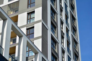 modern, yeni executive apartments ve yaz derin mavi gökyüzü ile