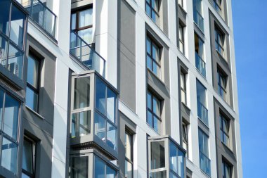 modern, yeni executive apartments ve yaz derin mavi gökyüzü ile