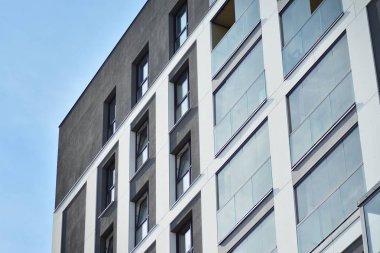 modern, yeni executive apartments ve yaz derin mavi gökyüzü ile