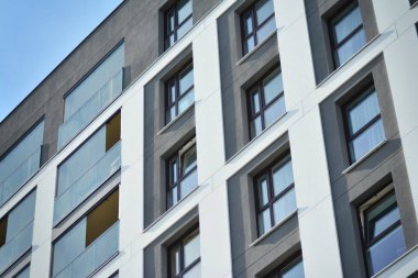 modern, yeni executive apartments ve yaz derin mavi gökyüzü ile