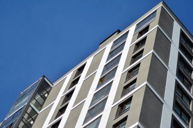 modern, yeni executive apartments ve yaz derin mavi gökyüzü ile