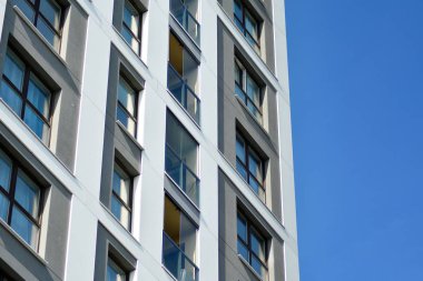 modern, yeni executive apartments ve yaz derin mavi gökyüzü ile