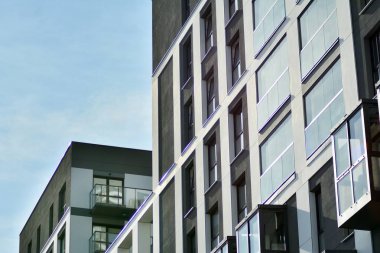 modern, yeni executive apartments ve yaz derin mavi gökyüzü ile