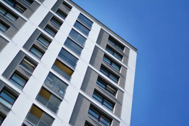 modern, yeni executive apartments ve yaz derin mavi gökyüzü ile