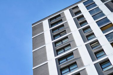 modern, yeni executive apartments ve yaz derin mavi gökyüzü ile