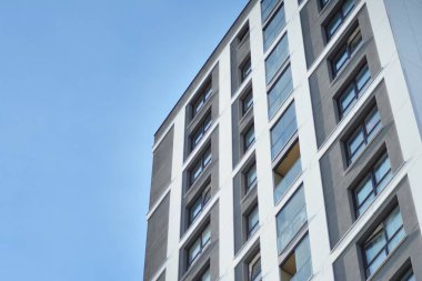 modern, yeni executive apartments ve yaz derin mavi gökyüzü ile
