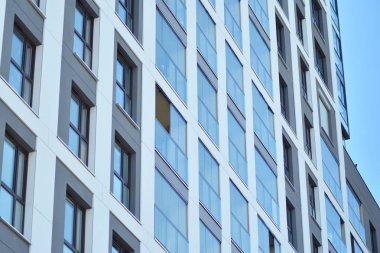 modern, yeni executive apartments ve yaz derin mavi gökyüzü ile