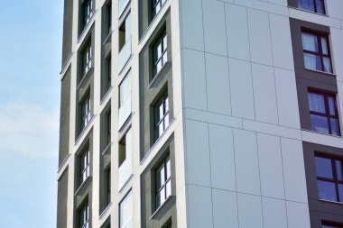 modern, yeni executive apartments ve yaz derin mavi gökyüzü ile