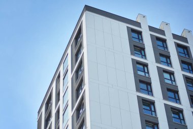 modern, yeni executive apartments ve yaz derin mavi gökyüzü ile